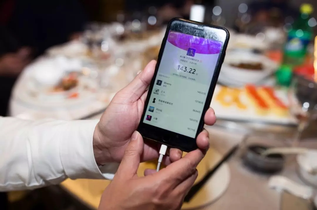 酒桌搶紅包特寫(xiě)